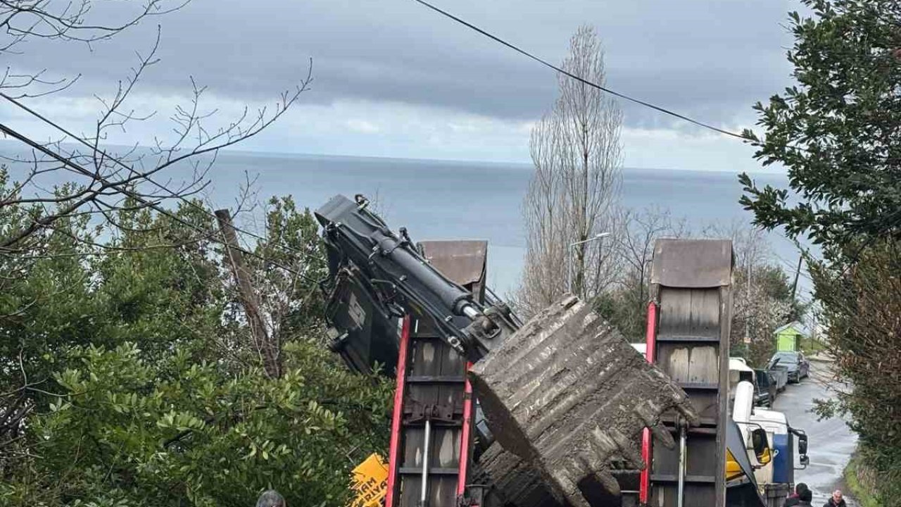 Kozlu’da kepçe dorseden yola düştü, ulaşım bir süre aksadı