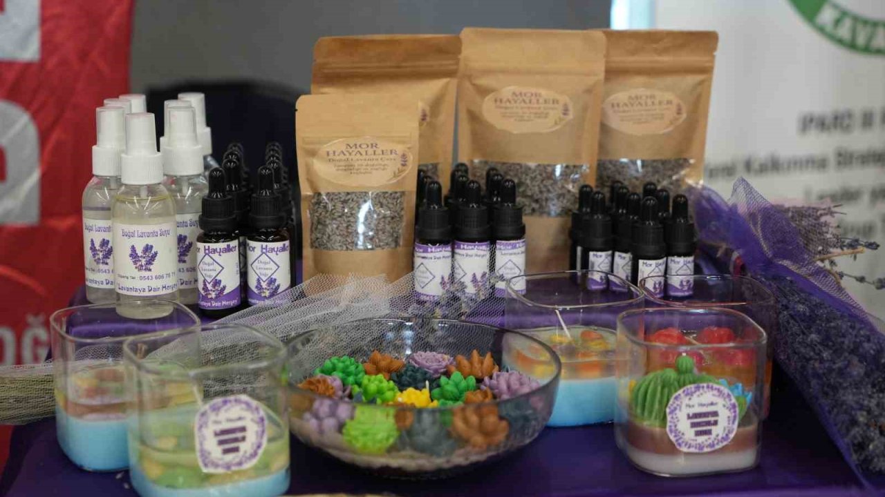 Lavanta kadınların elinde çeşitli ürünleri dönüşüyor: Yağ, mum, kolonya