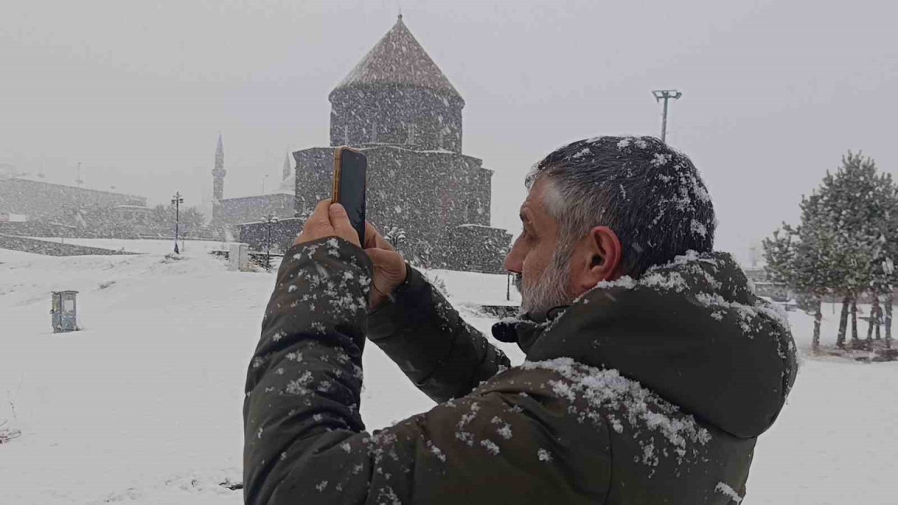 Meteoroloji uyarmıştı: Kars’ta yoğun kar yağışı başladı