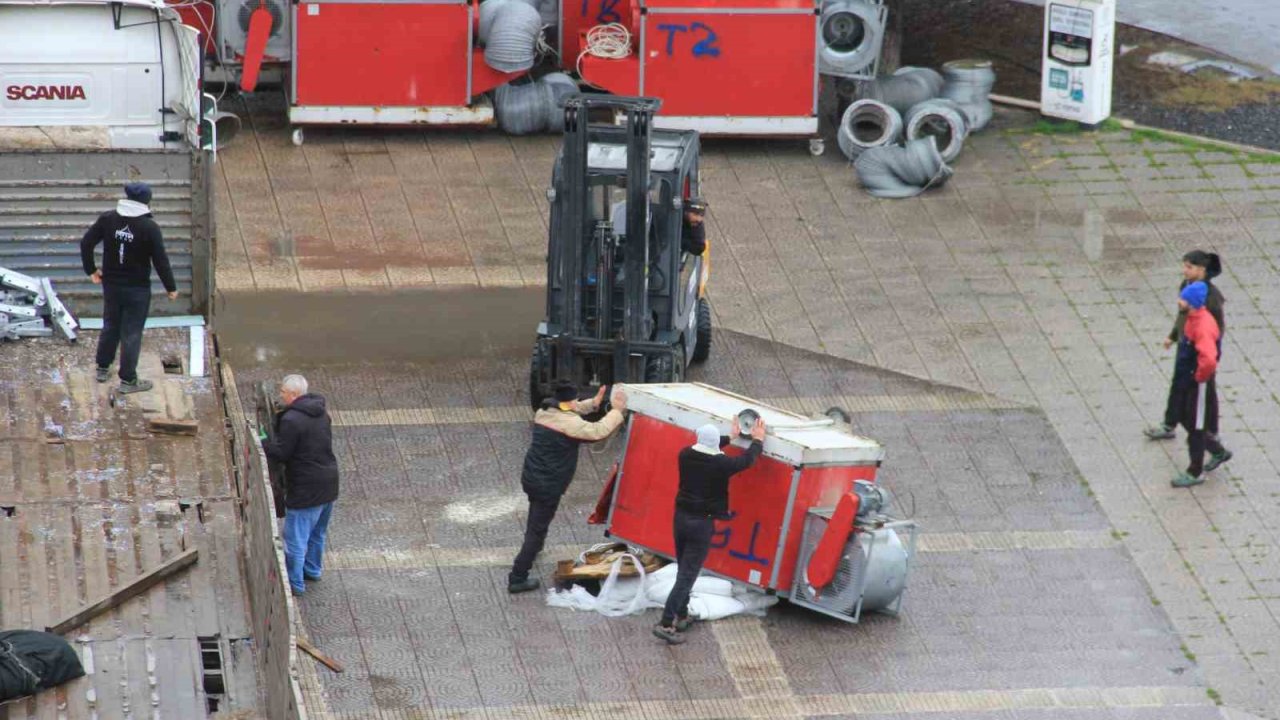 Meydanda korkutan iş kazası: Tırdan indirilen havalandırma ünitesi devrildi