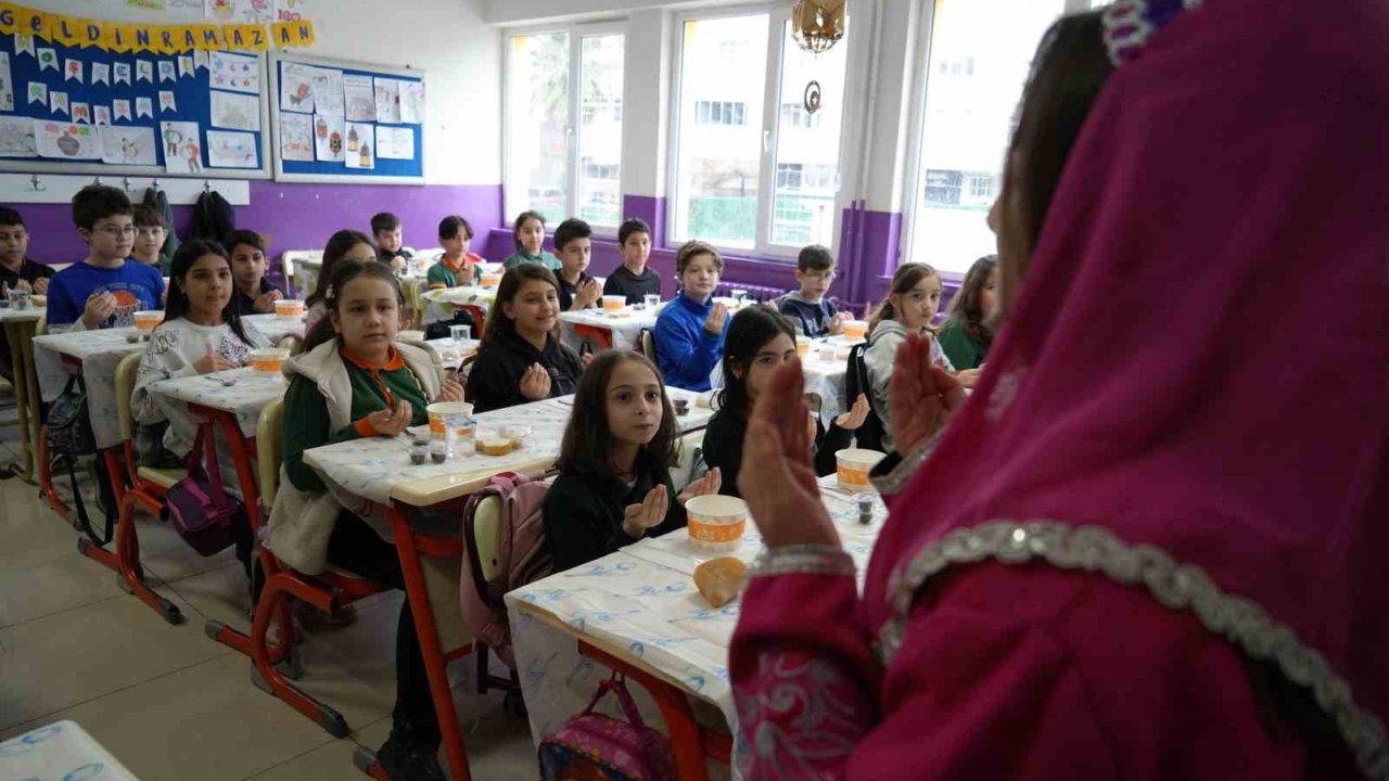 Minik öğrenciler ilk kez "tekne orucu" tutmanın sevincini yaşadı