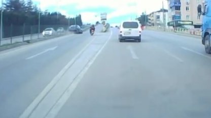 Motosiklete çarpmamak için direksiyonu kırdı, otomobil refüje çarptı