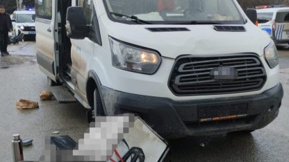 Öğrenci servisi ile çarpışan motokurye kaldırıldığı hastanede hayatını kaybetti