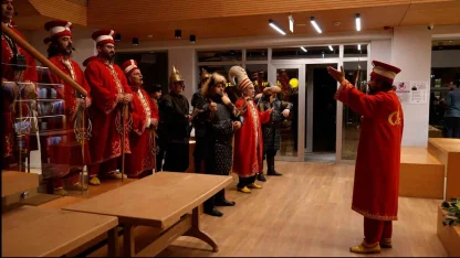 Öğrenciler marşla girdi, mehterle karşılandı