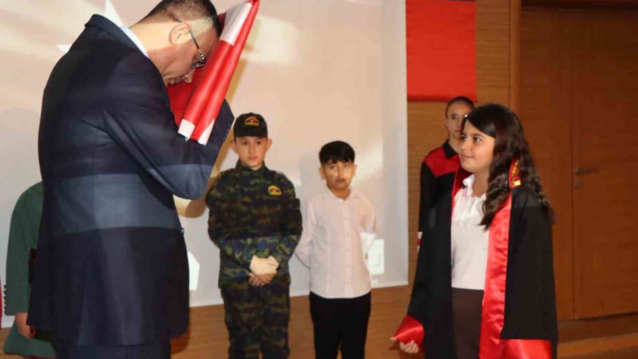 Öğrencilerin ay yıldız temalı gösterisi göğüs kabarttı