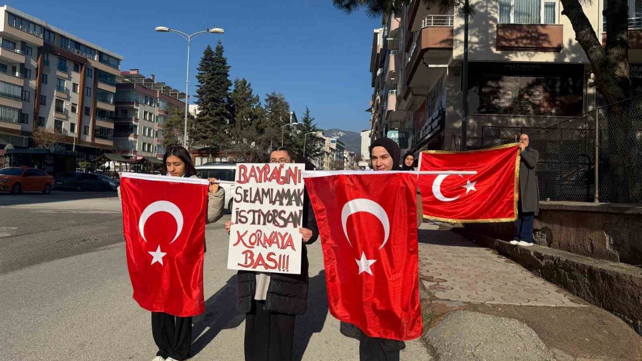 Öğrencilerin bayrak sevgisi yollara taştı: Sürücüler karşılıksız bırakmadı