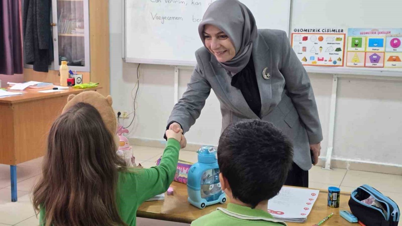 Öğrencilerle bayrak temalı derste buluştu