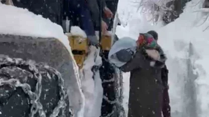 Ordu’da hastalanan bebek, kardan kapanan yolda iş makinesi ile taşındı