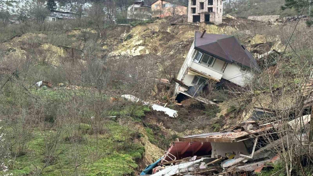 Ordu’da heyelan: Evler yıkıldı, yol çöktü