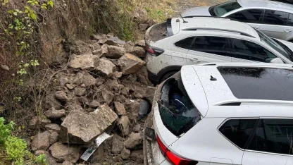 Ordu’da tarihi evin istinat duvarı araçların üzerine devrildi