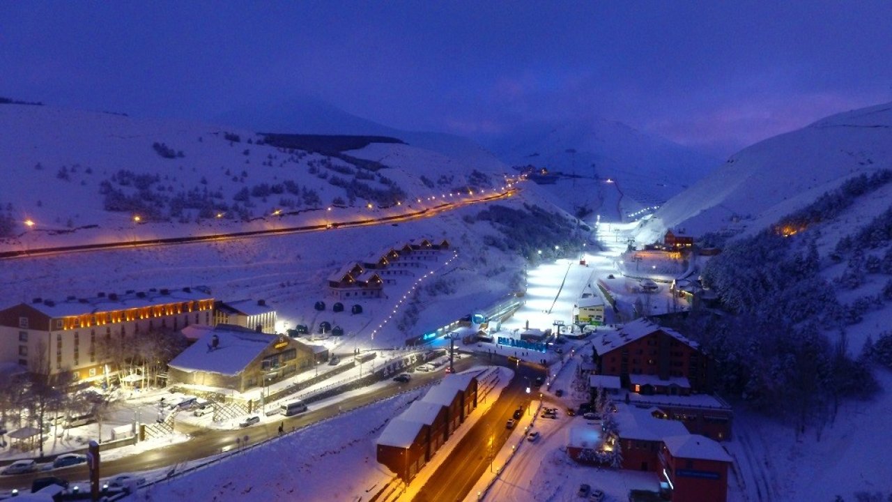 Palandöken’de kayak keyfi sürüyor