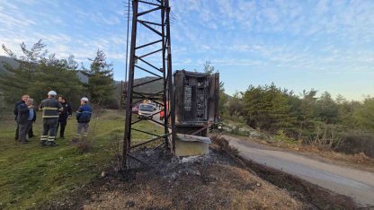 Patlayan elektrik trafosu alev aldı