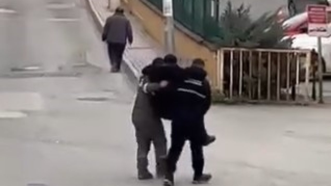 Rahatsızlanan yaşlı vatandaşı belediye işçileri kucaklarında taşıdı