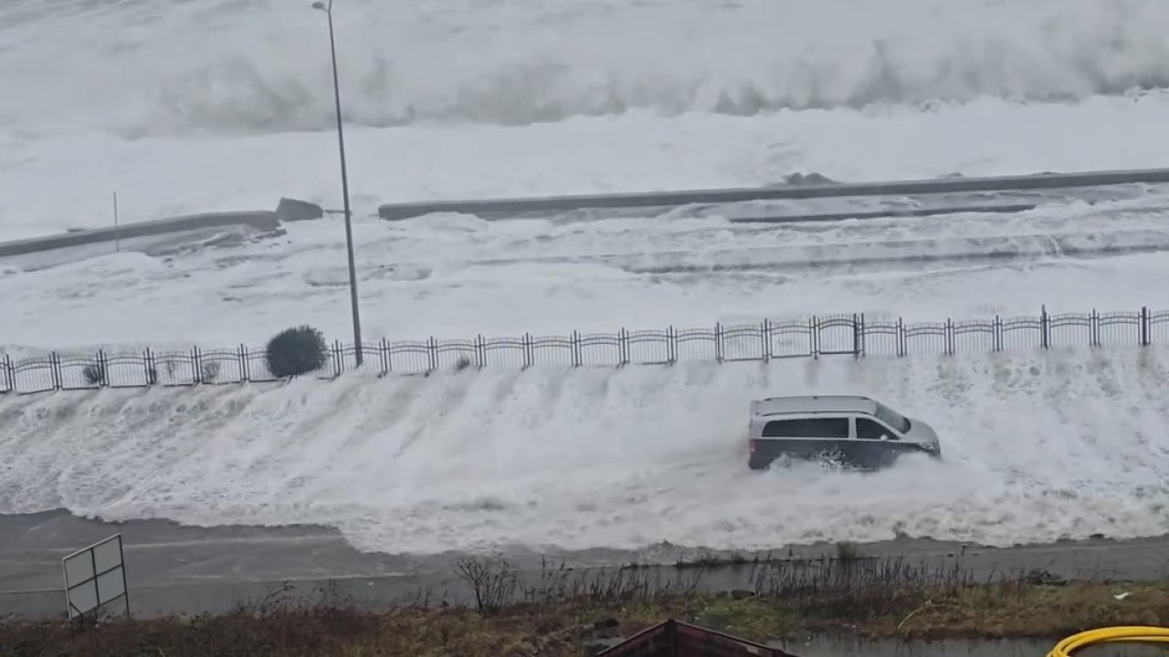 Rize’de dev dalgalar Karadeniz Sahil Yolu’na ulaştı