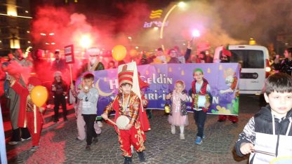 Rize’de minikler ve aileleri Ramazan ayını fener alayı ile karşıladı