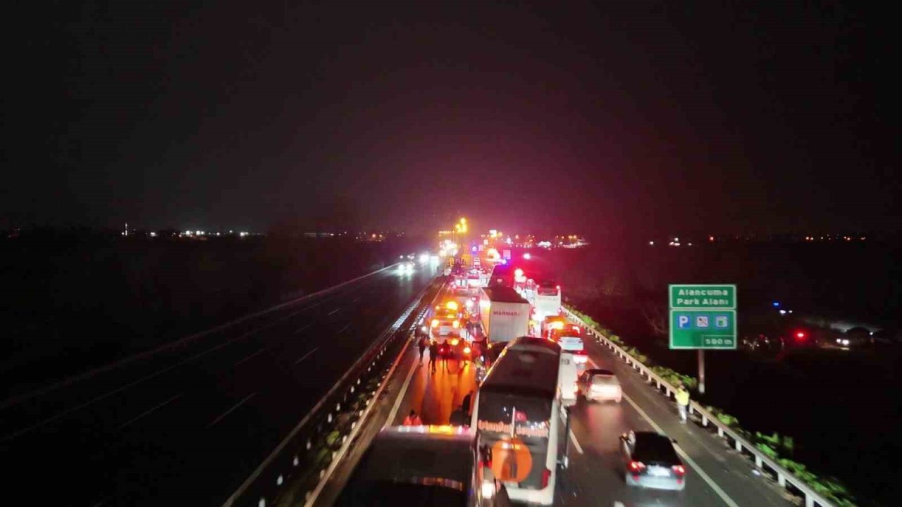 Sakarya’da 16 aracın karıştığı zincirleme kazada 4’ü ağır 13 yaralı: Olay yeri böyle görüntülendi