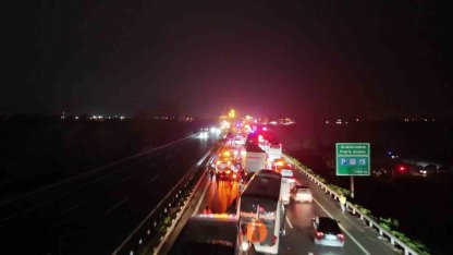 Sakarya’da 16 aracın karıştığı zincirleme kazada 4’ü ağır 13 yaralı: Olay yeri böyle görüntülendi