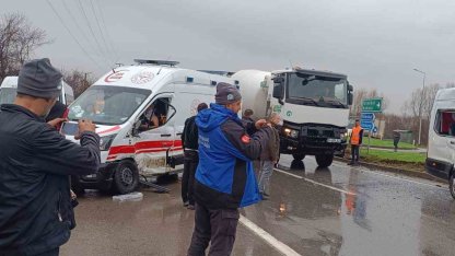 Sakarya’da ambulans ile işçi servisi çarpıştı: 11 yaralı