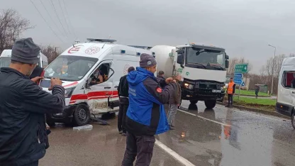 Sakarya’da ambulans ile işçi servisi çarpıştı: 11 yaralı