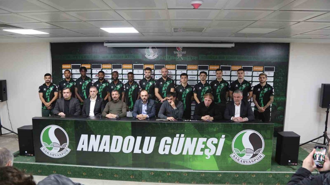 Sakaryaspor’da transferin son gününde 13 imza birden atıldı