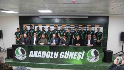 Sakaryaspor’da transferin son gününde 13 imza birden atıldı