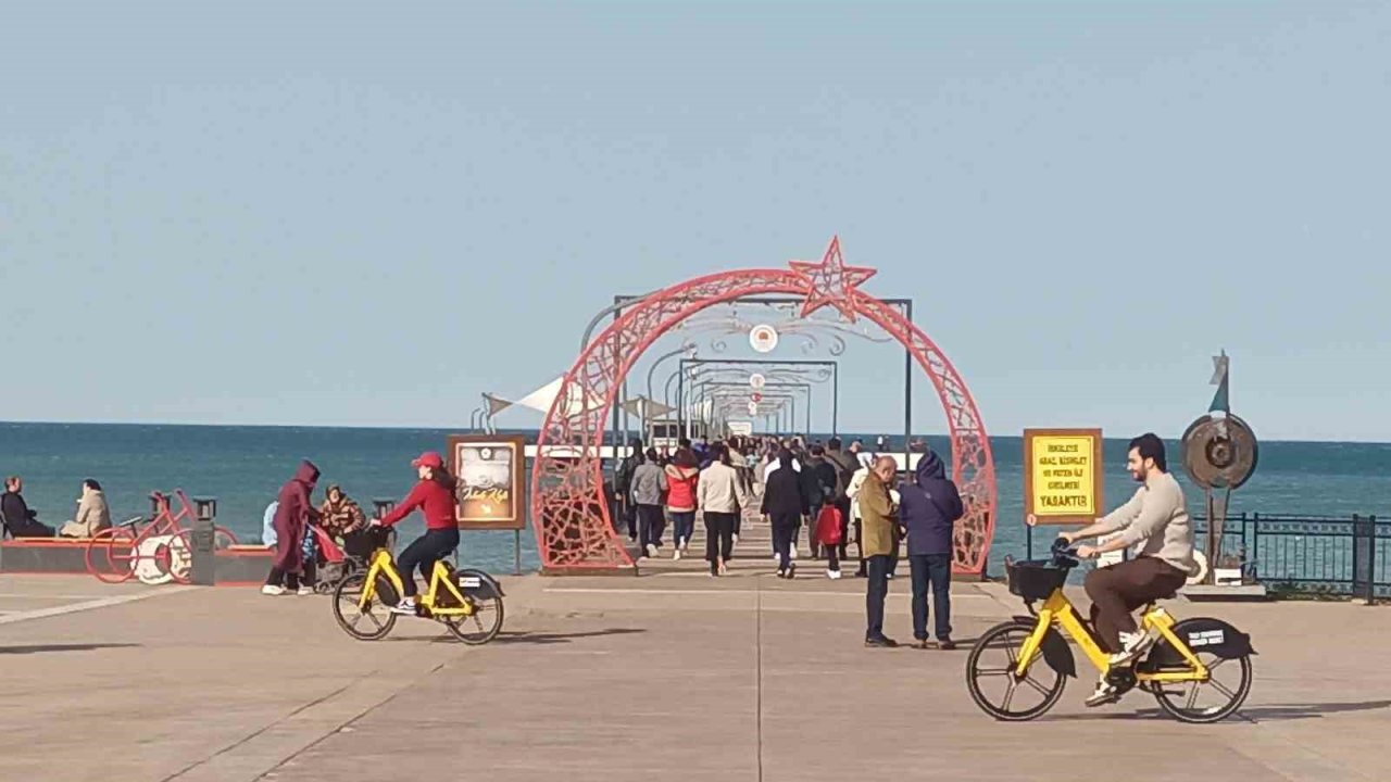 Samsun’da yalancı bahar: Vatandaşlar sahile akın etti