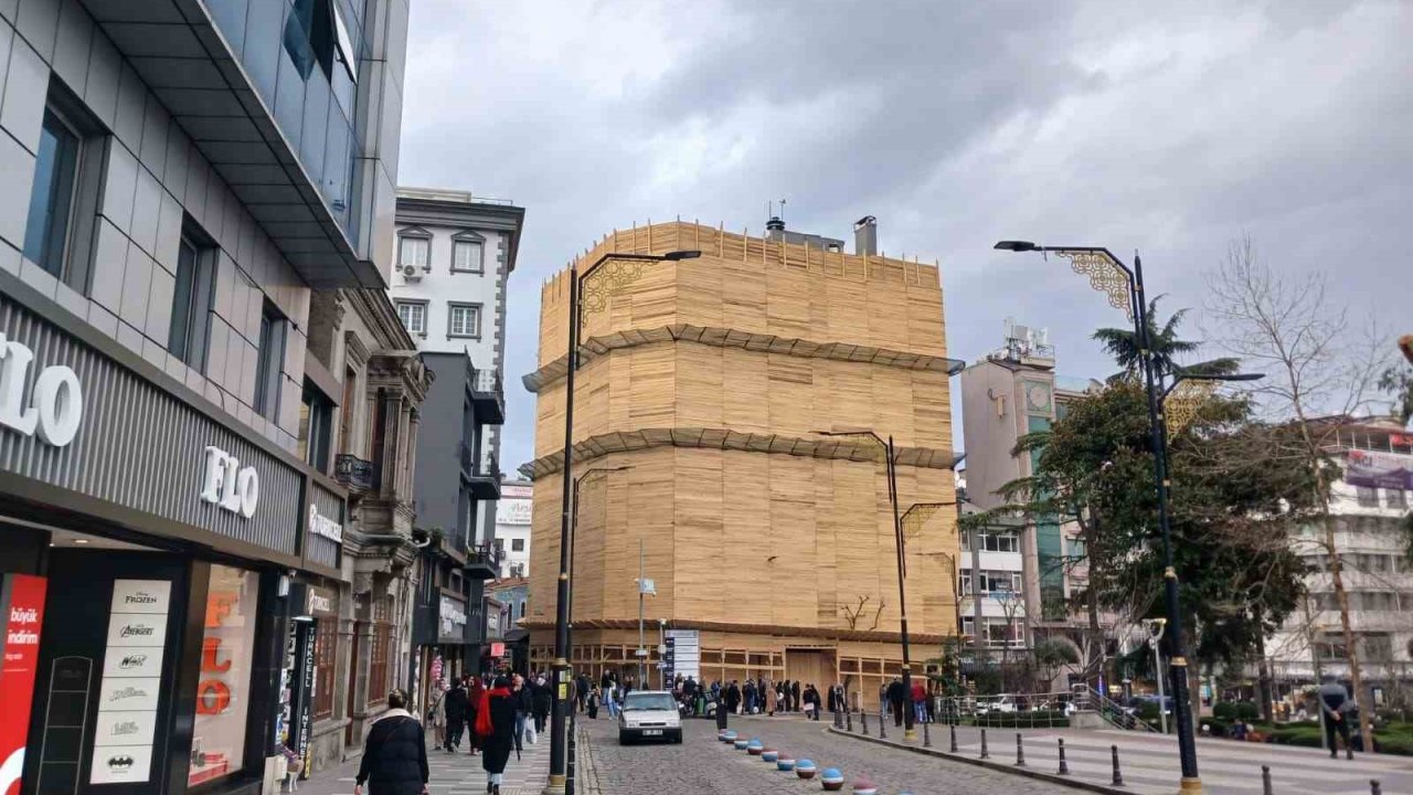 Şehrin merkezinde binayı kereste ile paketlediler