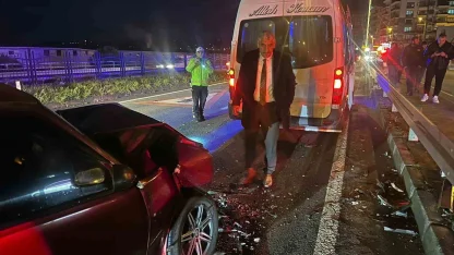 Servis minibüsü ile Tofaş otomobil çarpıştı: 1 yaralı