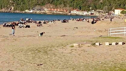 Sıcaklığın 28 dereceye çıktığı Bartın’da plaj ve parklar doldu