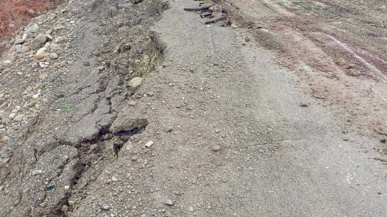 Sinop’ta heyelan sonrası yol ulaşıma açıldı