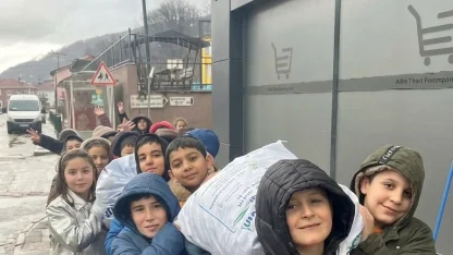 Sinop’ta öğrenciler topladıkları mavi kapakları derneğe gönderdi