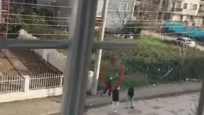 Sokak ortasında havaya ateş eden çocuk kamerada