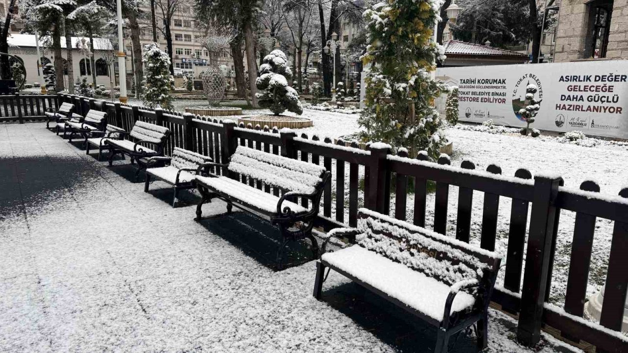 Tokat güne kar yağışıyla uyandı