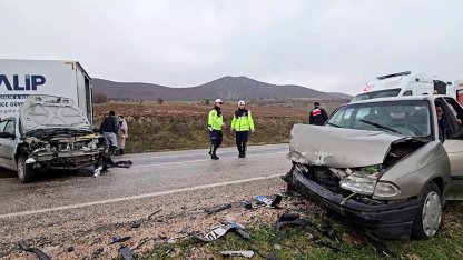Tokat’ta iki otomobil kafa kafaya çarpıştı: 1’i ağır 7 yaralı