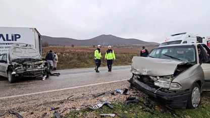 Tokat’ta iki otomobil kafa kafaya çarpıştı: 1’i ağır 7 yaralı