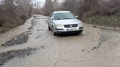 Tokat’ta köy yolları eriyen karlar nedeniyle su altında kaldı