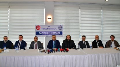Trabzon Valisi Şahin, basınla biraya geldi