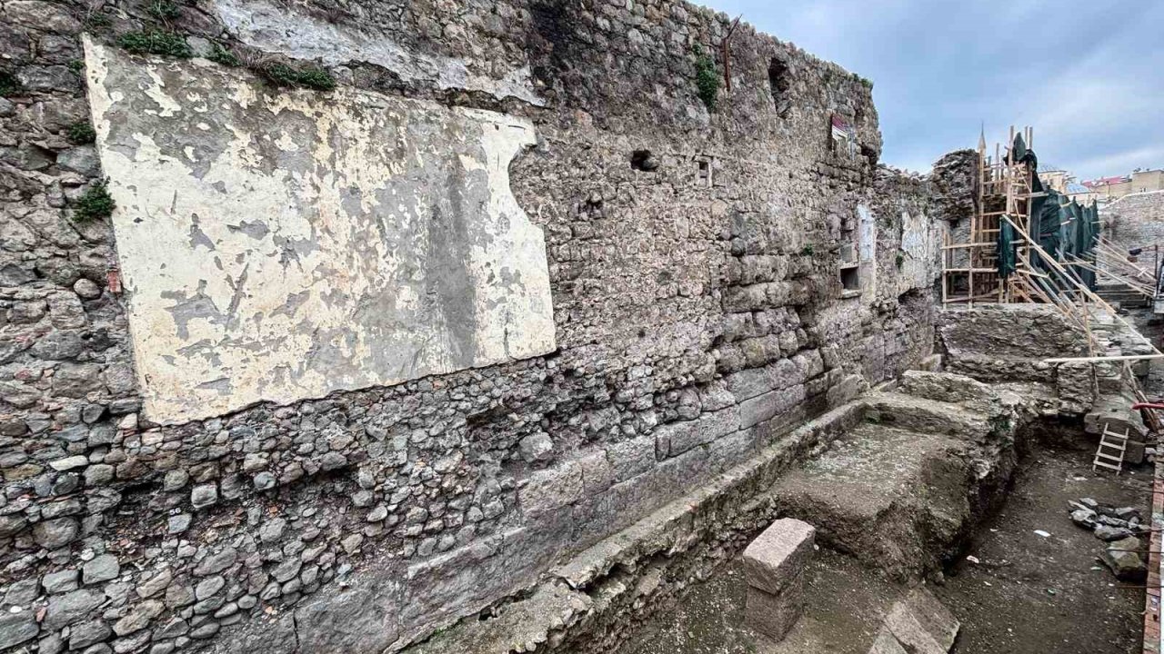 Trabzon’da zeminin 8 metre altından ‘dere limanı’ çıktı