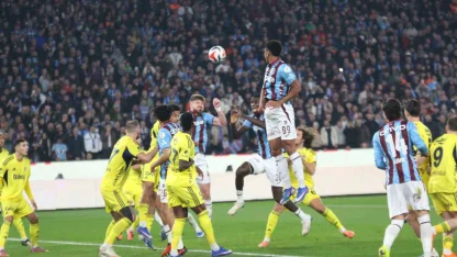 Trendyol Süper Lig: Trabzonspor: 2 - Fenerbahçe: 2 (İlk yarı)