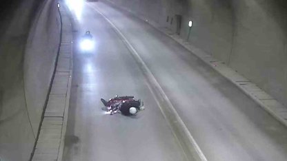 Tünelde motosikletten düşüp metrelerce sürüklendi: Kaza anı kamerada