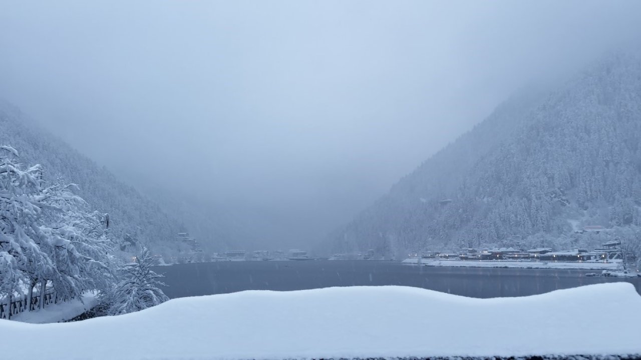 Uzungöl beyaza büründü: Kar kalınlığı 1 metreyi aştı