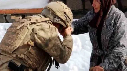 Yaşlı kadın elleriyle ördüğü çorapları iki yıldır Mehmetçiğe gönderiyor