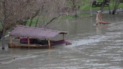 Yeşilırmak Nehri’nde su seviyesi 2 metreye kadar yükseldi, piknik masaları akıntıya kapıldı