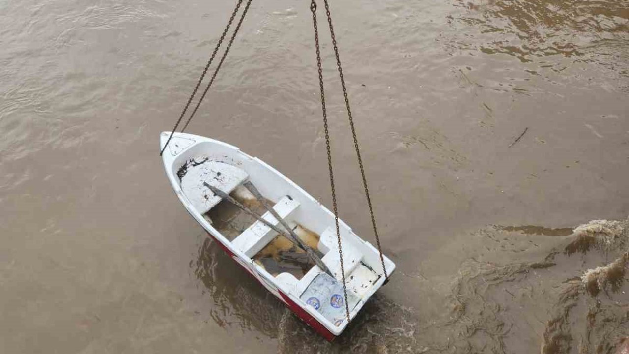 Yeşilırmak’ın sularına kapılan kayık köprüye takıldı