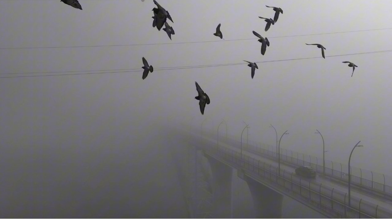 Yoğun sisten kaybolan yapılar dronla görüntülendi