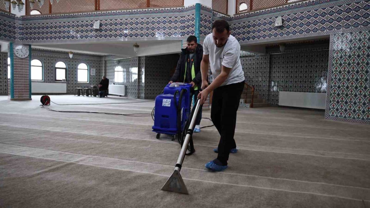 Zonguldak’ta camilerde Ramazan temizliği