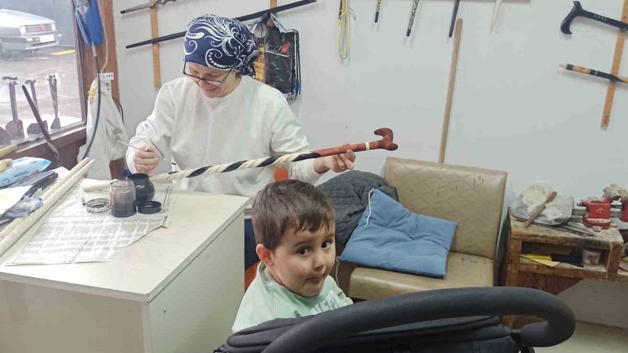 20 yıllık Fatime usta bir eliyle torun sallıyor, diğer eliyle dünyaca ünlü bastonlara şekil veriyor