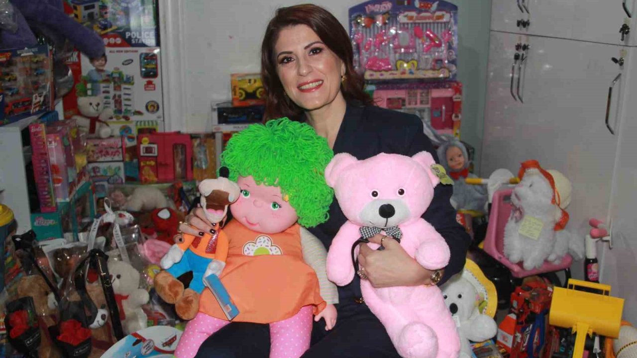 44’üncü yaş gününde hediye yerine oyuncak istedi: Oda dolusu oyuncak ile sevgi evlerindeki çocukları mutlu edecek