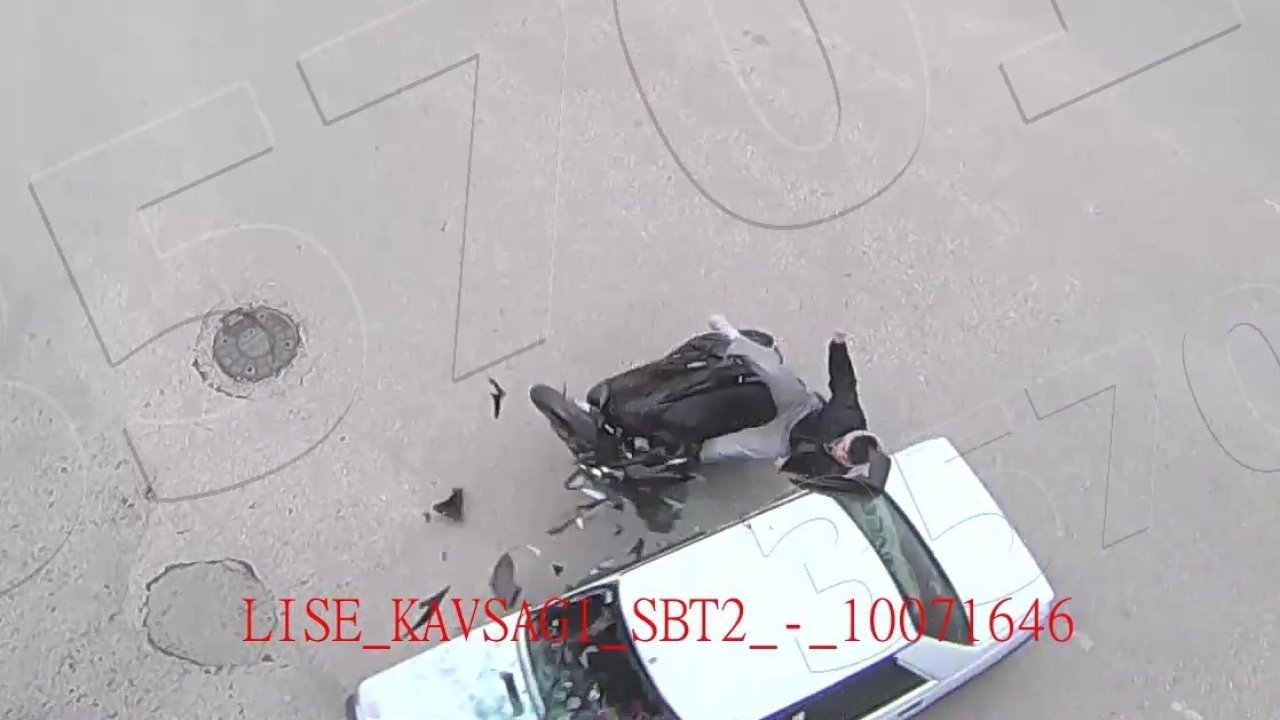 Amasya’da motosiklet ile otomobilin çarpıştığı kaza kamerada