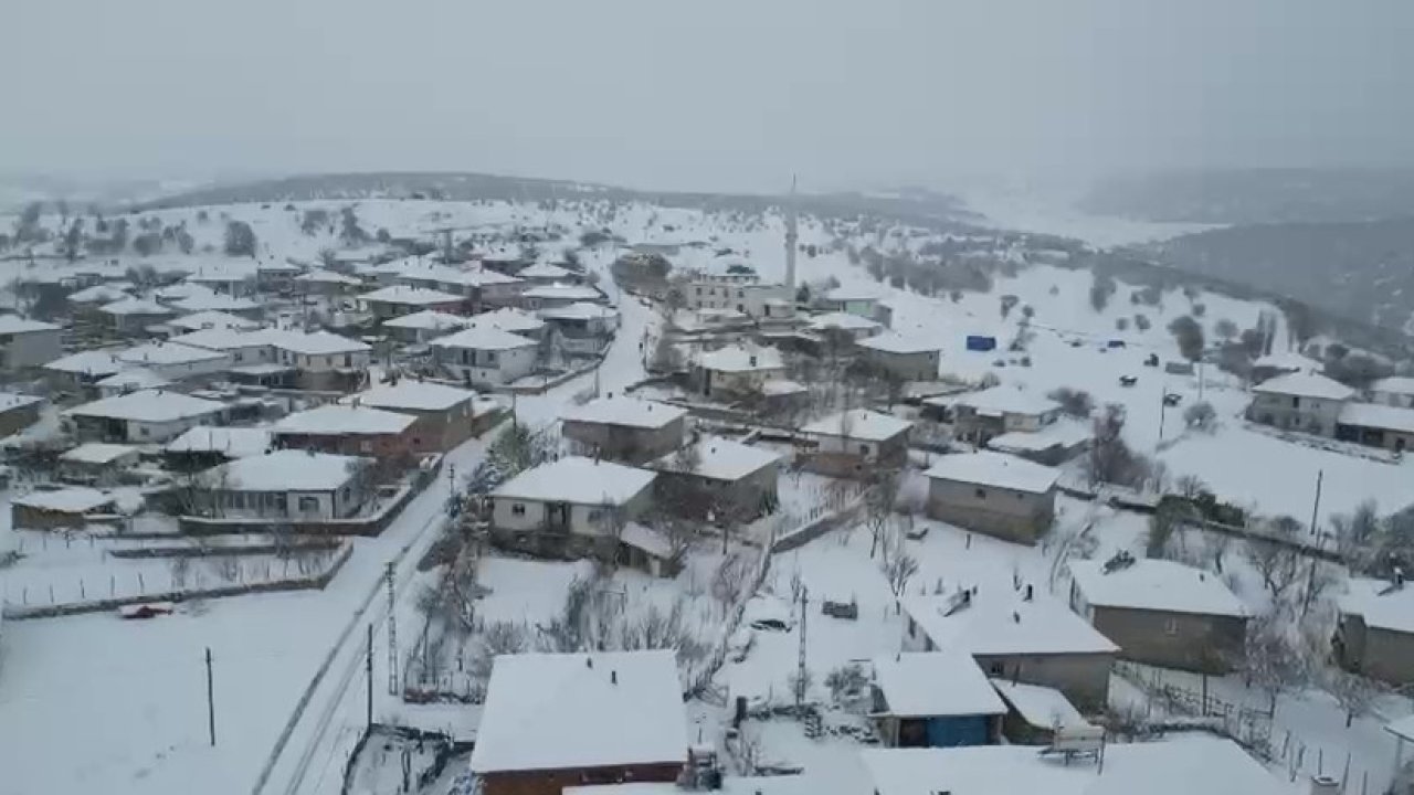 Amasya’ya Mart ayında kış geri döndü, Alan köyünde karlı yol greyderle açıldı